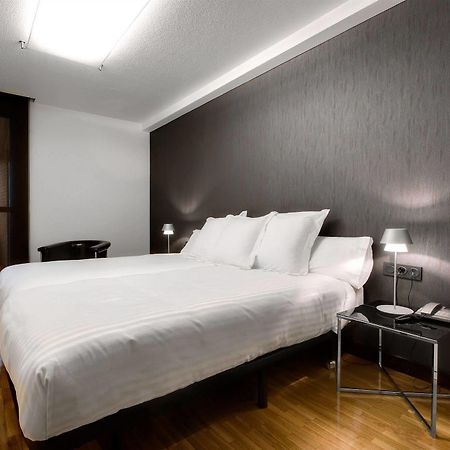 Apartamentos Mendebaldea Suites 팜플로나 객실 사진