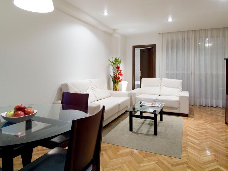 Apartamentos Mendebaldea Suites 팜플로나 내부 사진