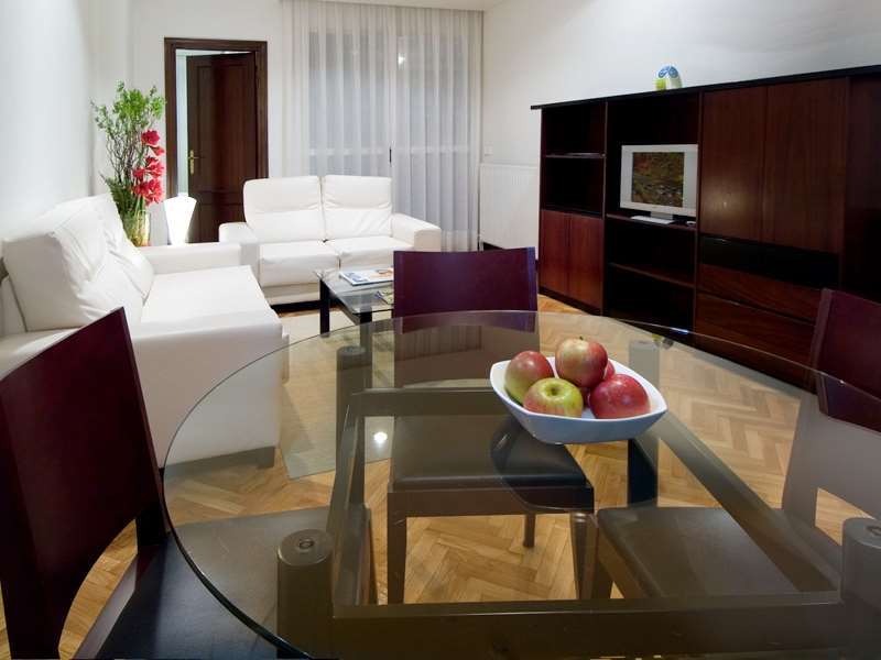 Apartamentos Mendebaldea Suites 팜플로나 객실 사진
