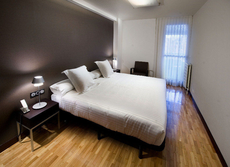 Apartamentos Mendebaldea Suites 팜플로나 외부 사진