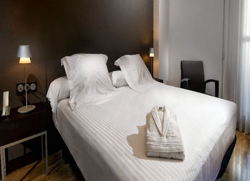 Apartamentos Mendebaldea Suites 팜플로나 외부 사진