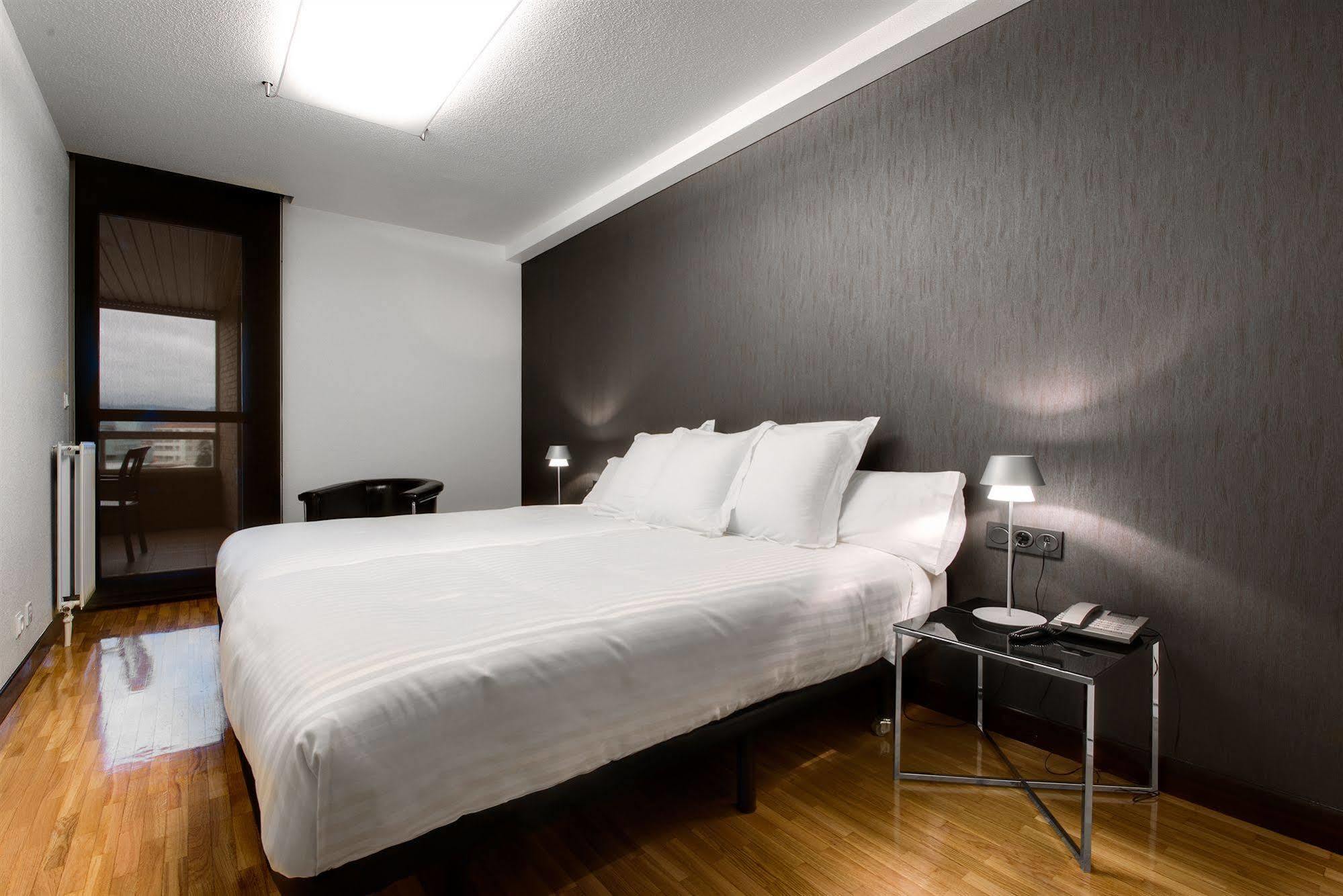 Apartamentos Mendebaldea Suites 팜플로나 객실 사진
