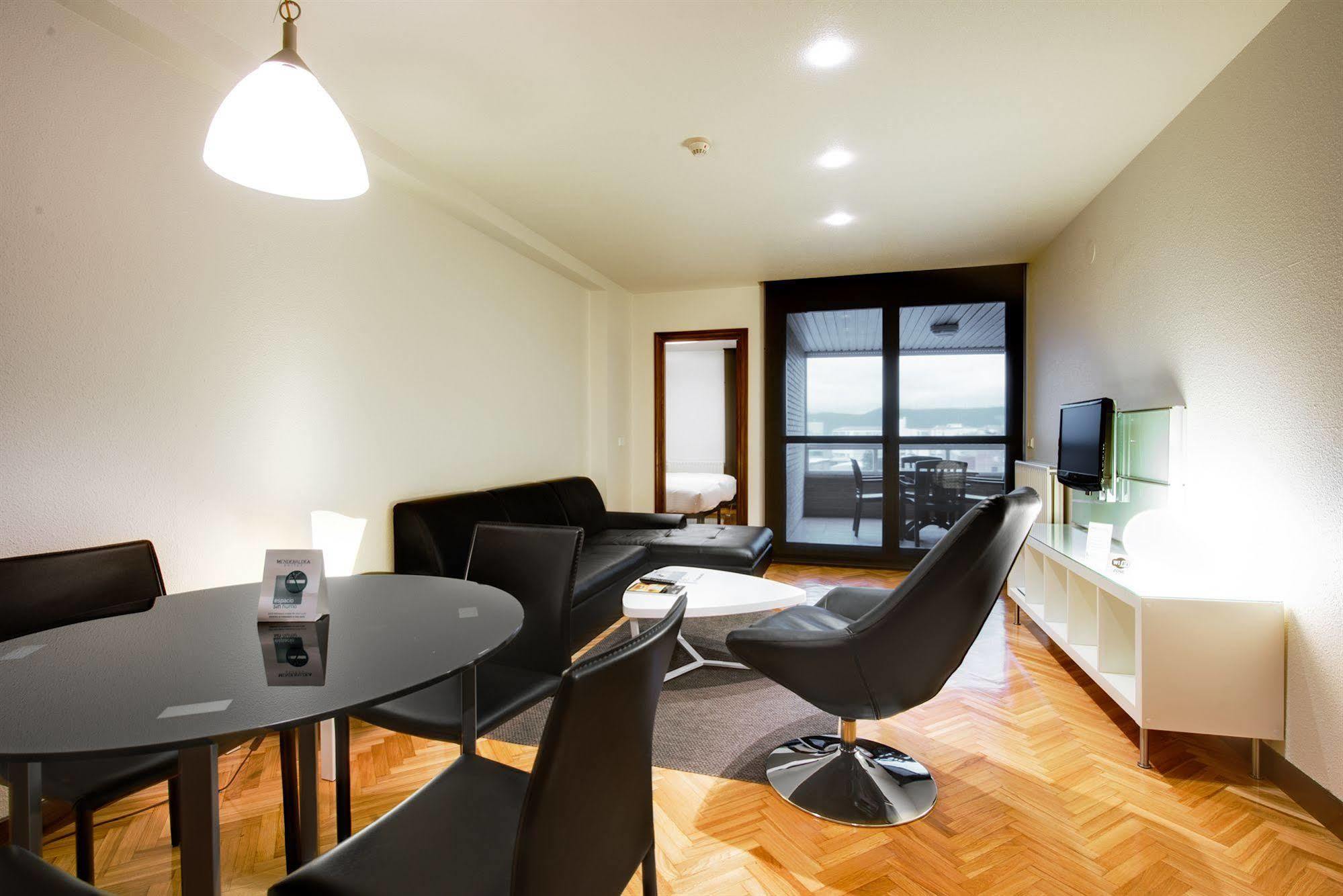 Apartamentos Mendebaldea Suites 팜플로나 객실 사진